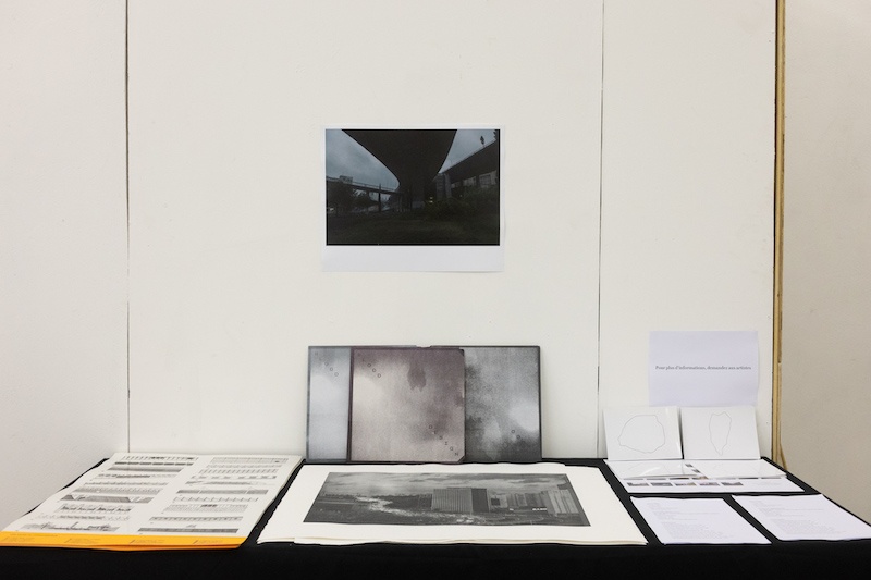 Table d’éditions. Les murs du périphérique, Thomas Sindicas. «’a’ã», Livia Saavedra et Matthieu Dourlent, tirage 40 x 50 cm et vinyle. «11/05/2015» (le tour du boulevard périphérique), Vincent Dalbera, 2015. Édition 20 x 14 cm Vue exposition Béton ruban, Sample, Bagnolet