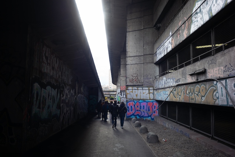 Exploration urbaine dans le cadre de l’exposition avec Stéphanie Sacquet et la compagnie Les Armoires Pleines Vue exposition Béton ruban, Sample, Bagnolet