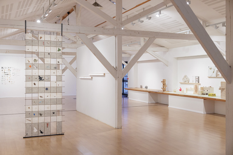 Morgane Porcheron - Grands damiers de trouvailles, 2024.
Installation réalisée dans le cadre de l’exposition REVOIR DEMAIN, jusqu'au 12 avril à la Maison des arts plastiques Rosa Bonheur de Chevilly-Larue.