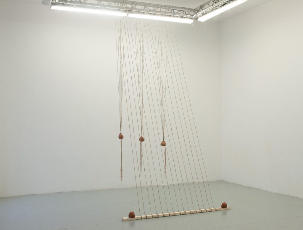 Stella True, Métier à poutre, 2024. Bois, argile, fils de jutes, dimensions variables